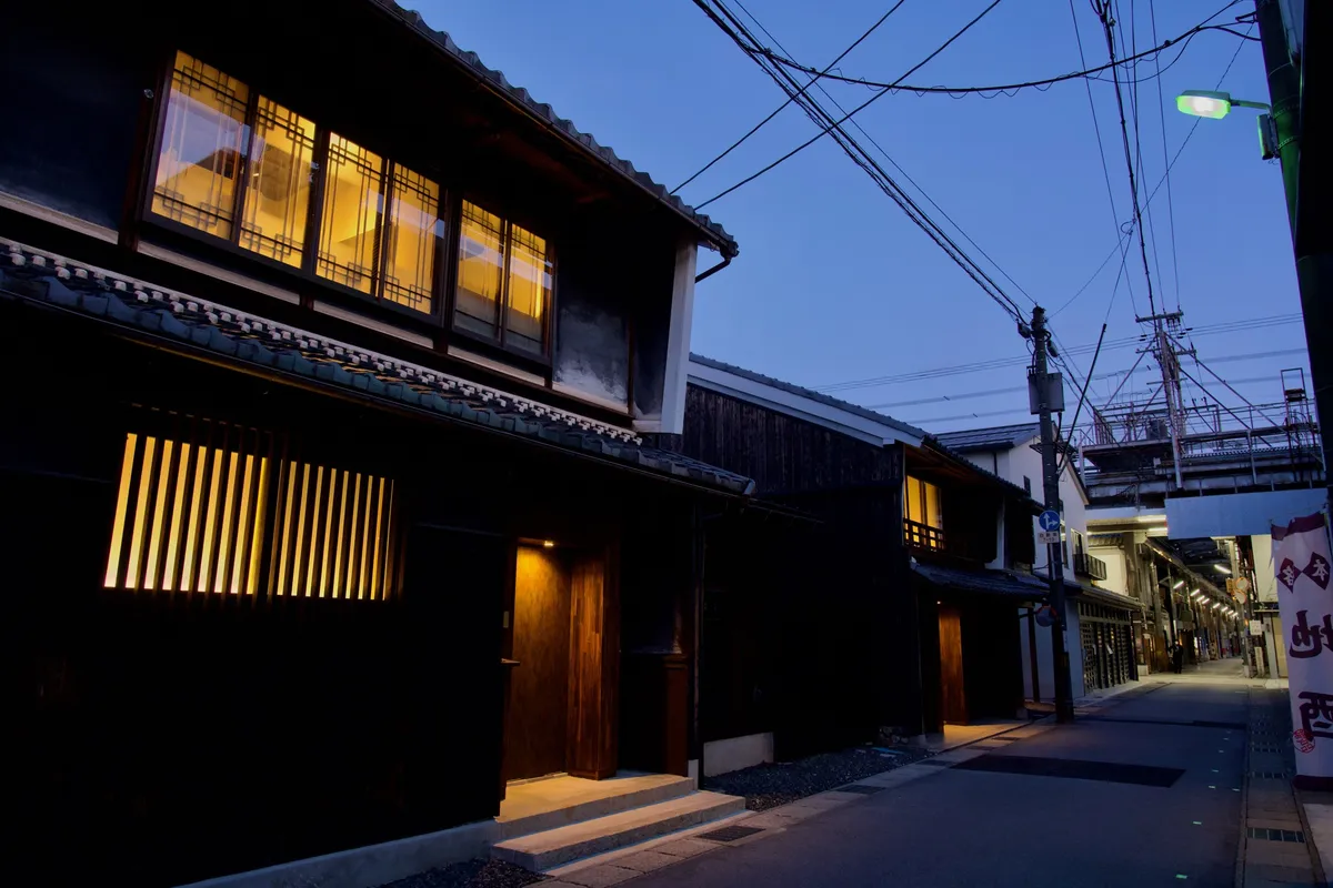 夕暮れの路地に佇む大正町屋リトリート外観