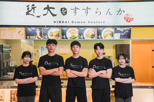 近畿大学の学生ラーメンプロジェクト「近大をすすらんか。」四代目スタッフ集合