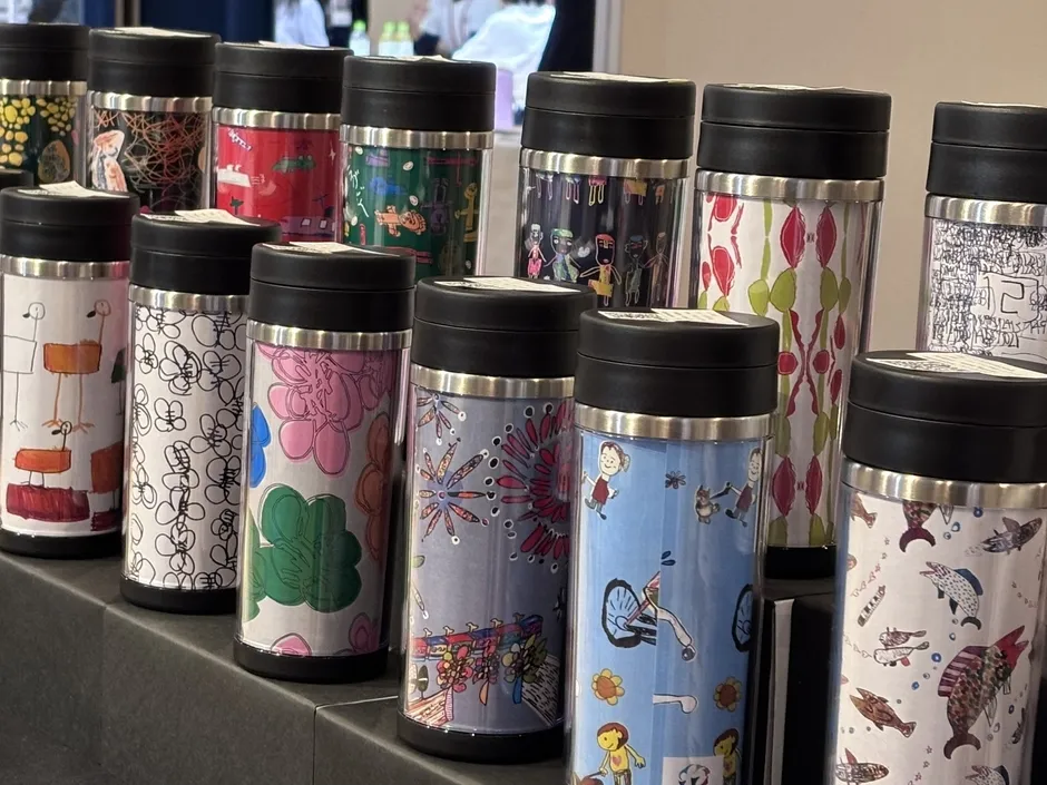 手描きアートをプリントしたタンブラーの展示