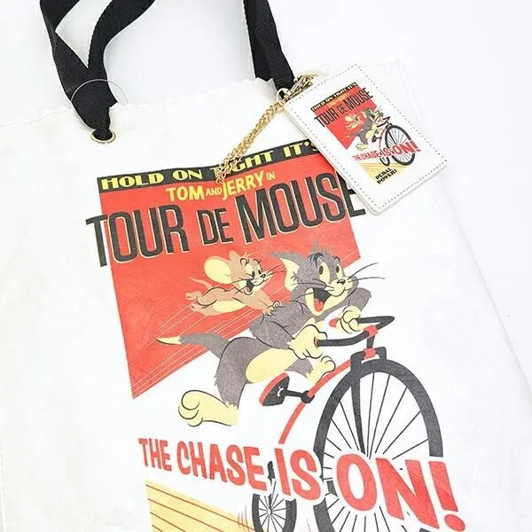 トートバッグにパスケースを取り付けた使用イメージ