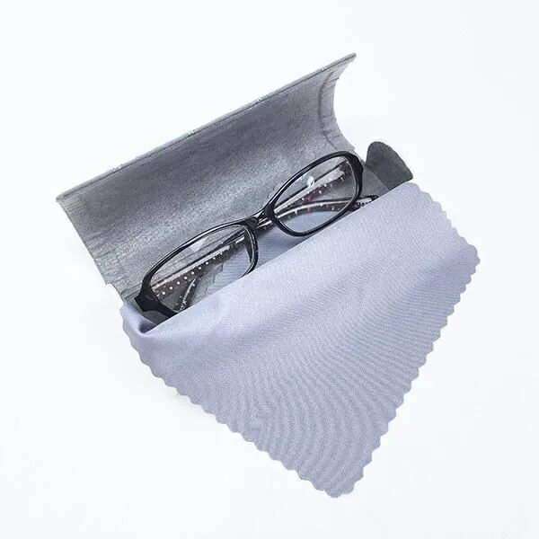 メガネ収納と付属クロスの実用イメージ