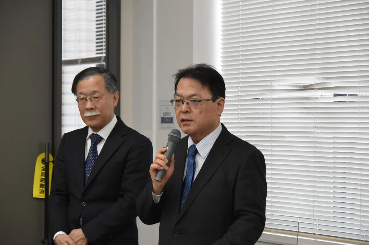 薬学部長と登壇者の様子