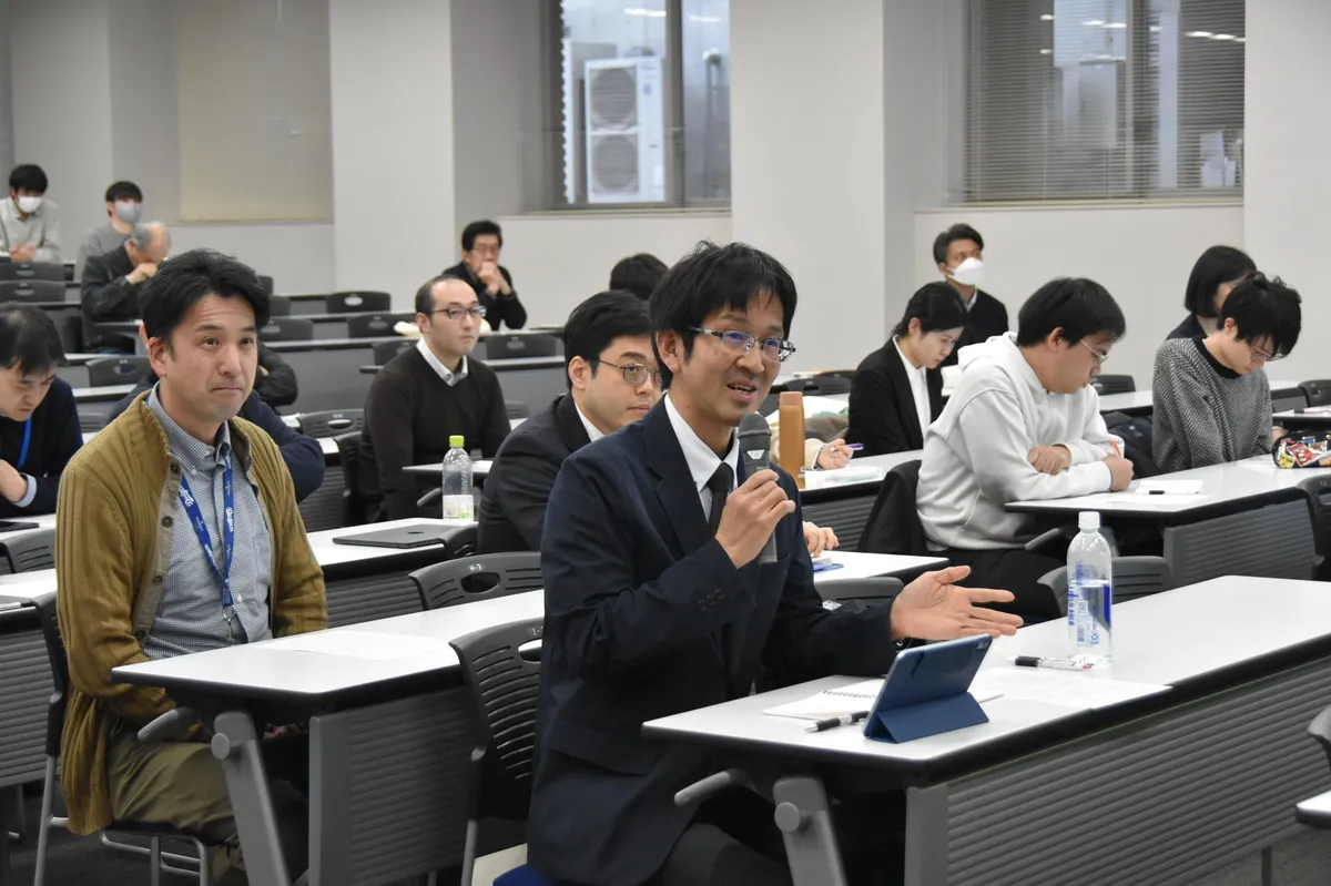 質疑応答で質問する参加者