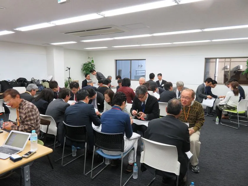 経営者層がグループで議論するアライアンスイベント会場の様子