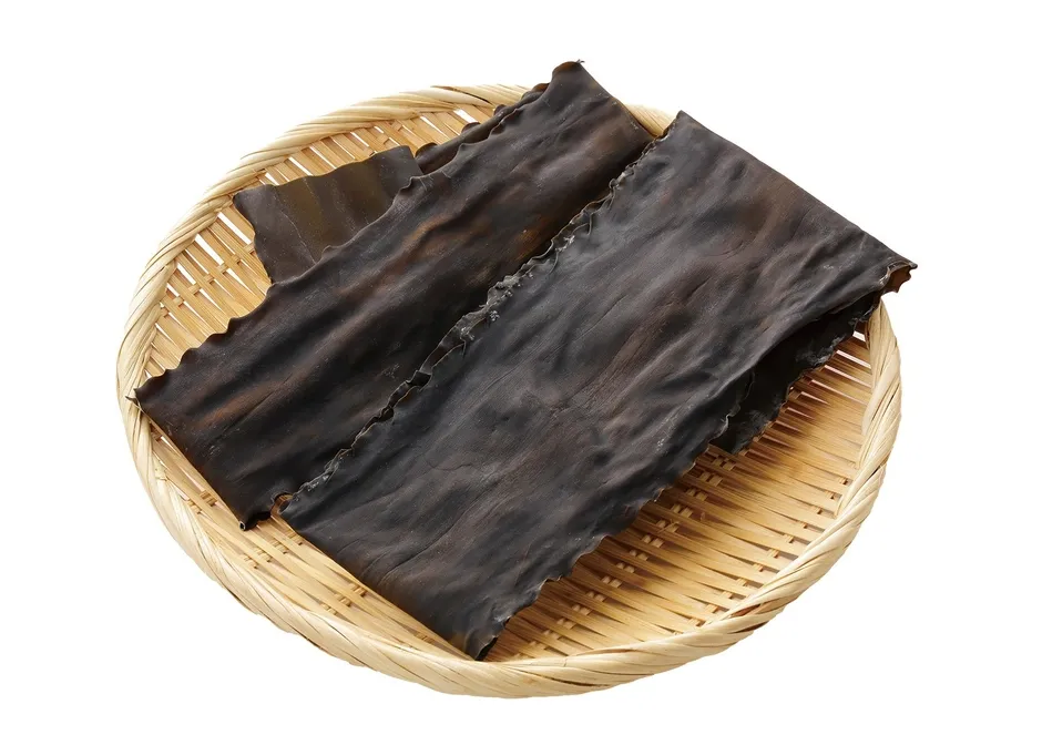 竹ざるに載った北海道産真昆布の素材イメージ