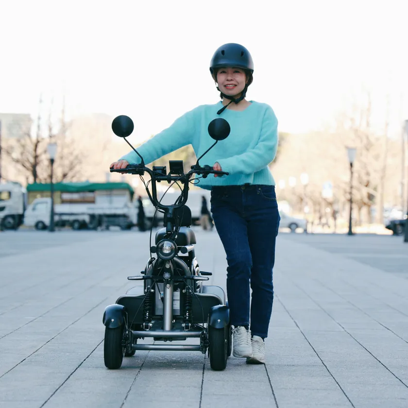 ELEMOs4 REBORN本体と女性モデルの正面ショット