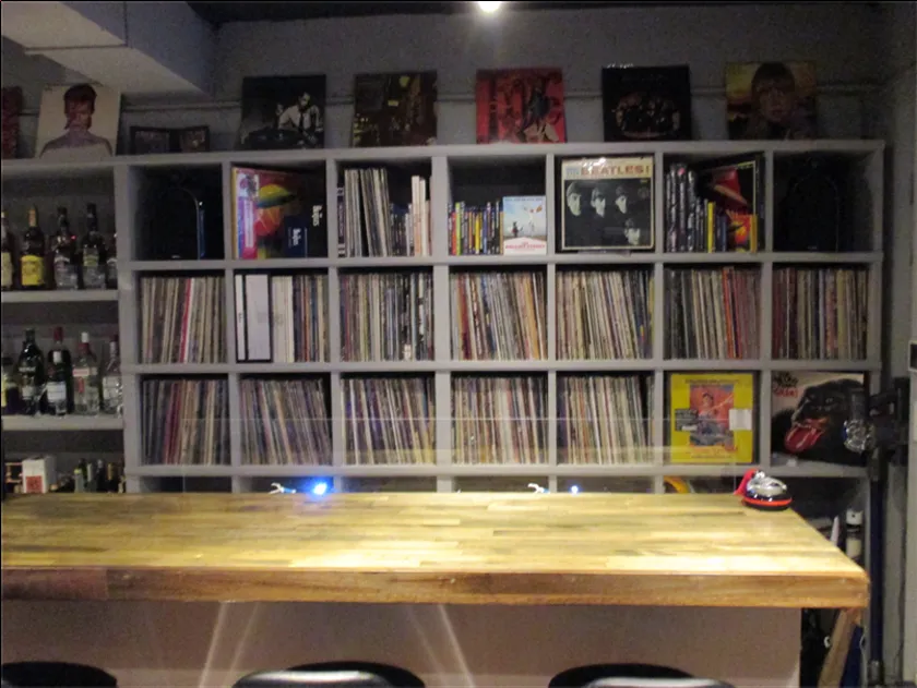 レコード棚とカウンターが並ぶアズベリーパーク店内