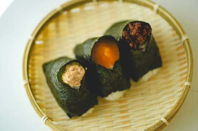 具材がのった三角おにぎり3種