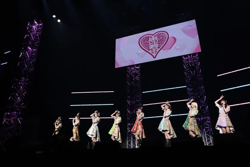 私立恵比寿中学のメンバーが横一列でパフォーマンスするステージ