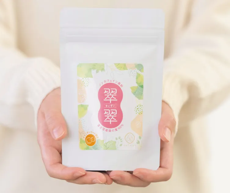 翠翠-suisui-のパッケージを手に持つ商品イメージ