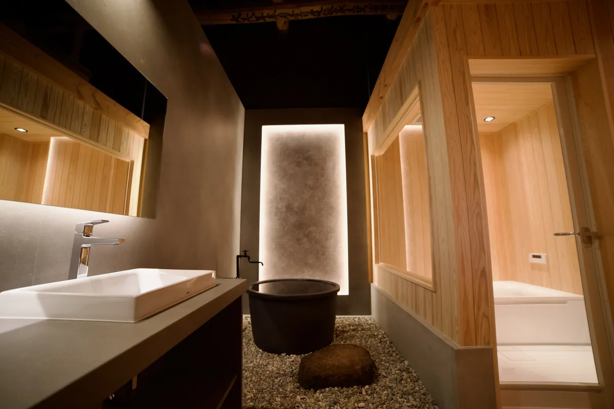 和モダン浴室とプライベートサウナを備えた客室空間