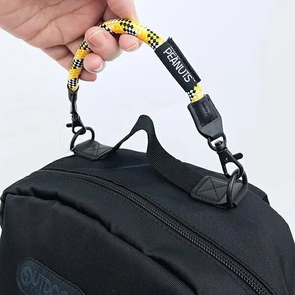 黄色と黒のロープハンドルとPEANUTSタグの接写