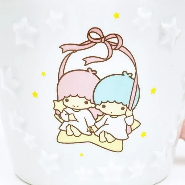 キキとララのイラストが大きく入ったマグカップ