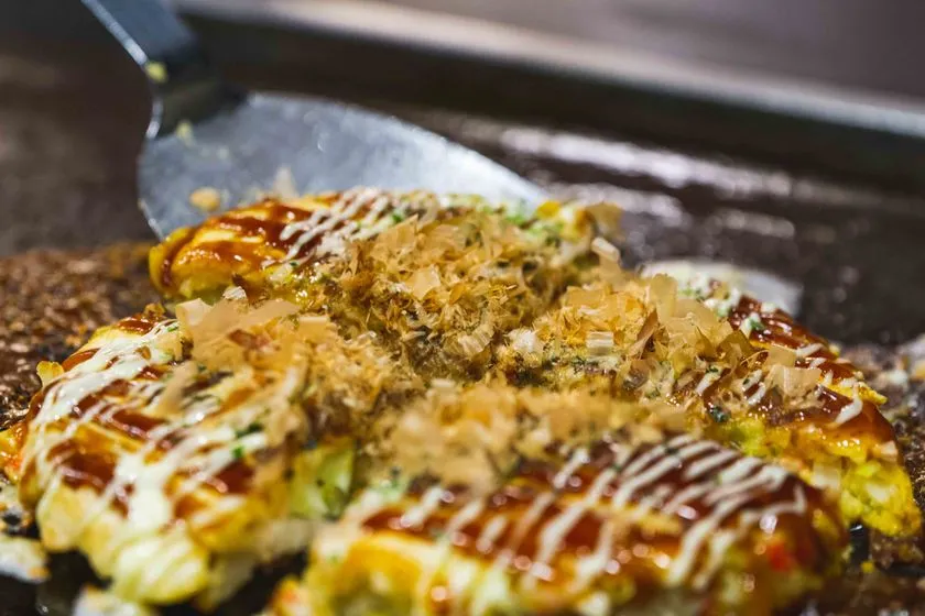 鉄板で焼き上げたお好み焼き