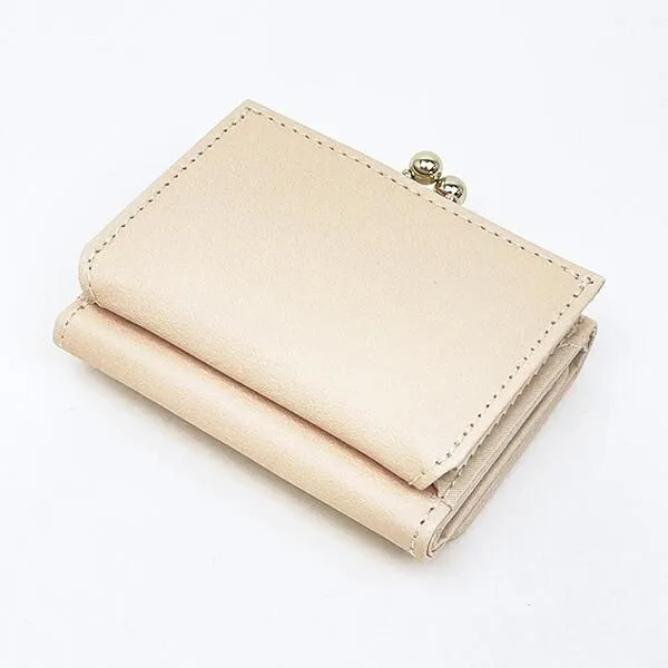 アイボリーカラーのミッフィー三つ折り財布の背面とがま口構造