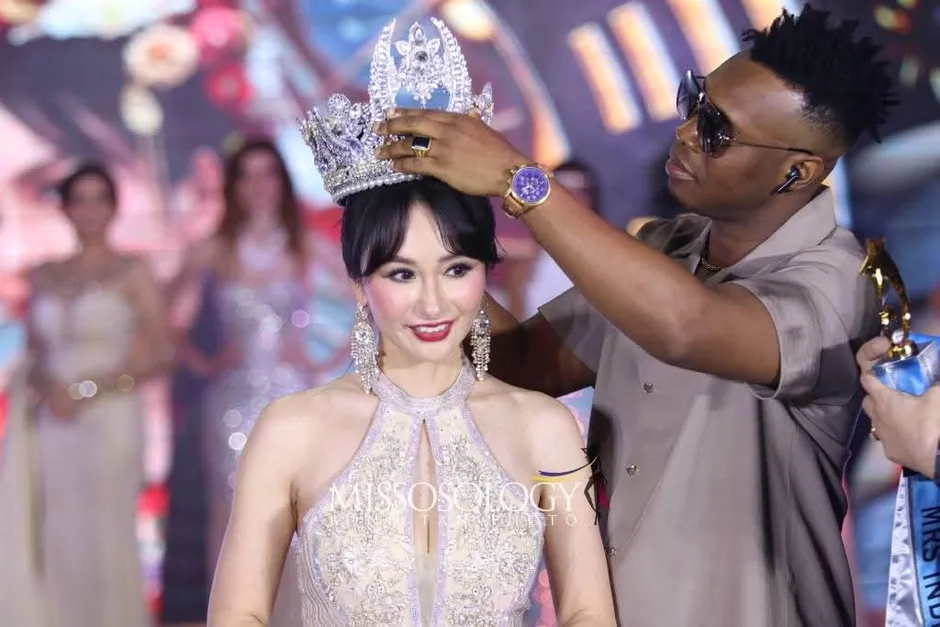 ティアラと大きなトロフィーを手にした受賞シーン