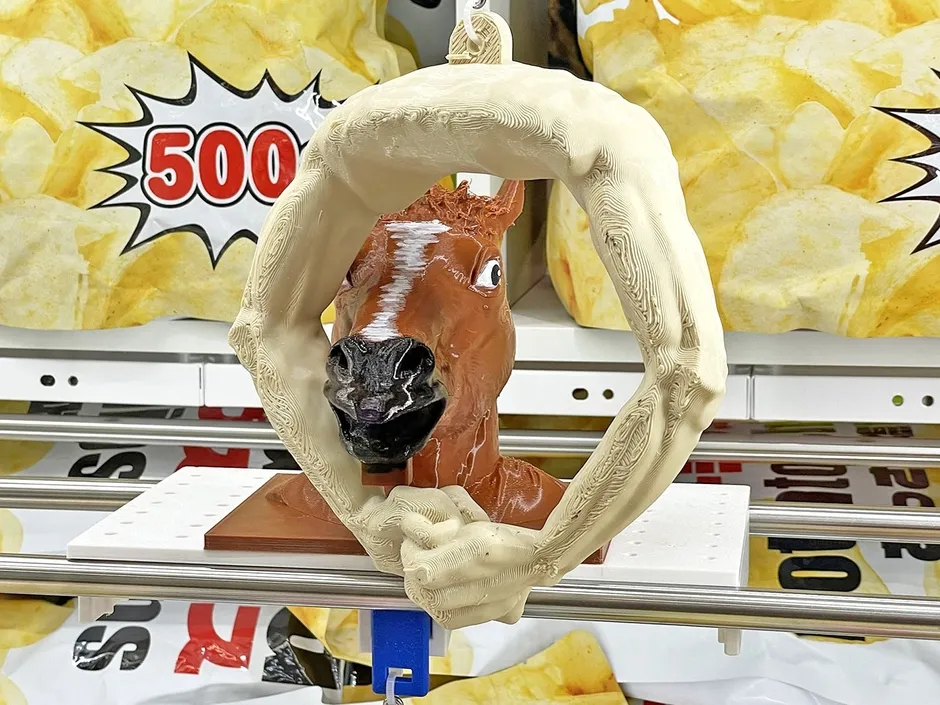 ユニークな景品が入ったクレーンゲーム機