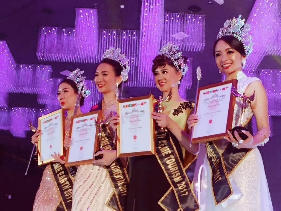 世界大会受賞を象徴するトロフィーと賞状を手にしたシーン