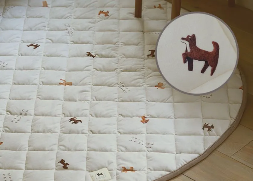 犬モチーフが散りばめられた円形キルトラグの使用イメージ