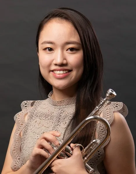 女性トランペット奏者のポートレート