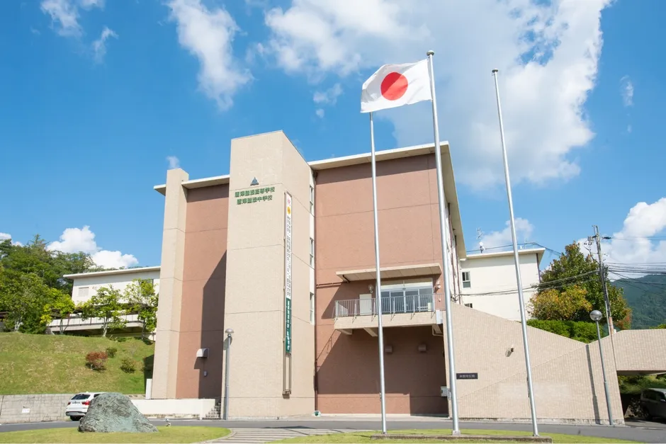 麗澤瑞浪中学・高等学校の校舎外観