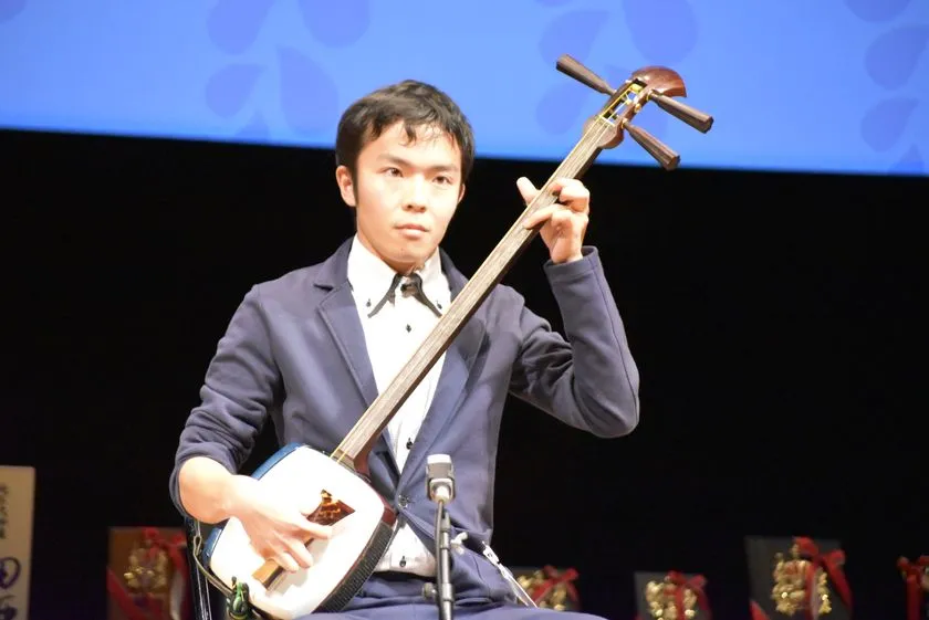 津軽三味線日本一決定戦の男性奏者ステージ演奏
