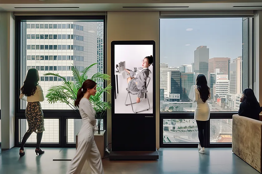都市型空間に設置されたキオスク型デジタルサイネージ