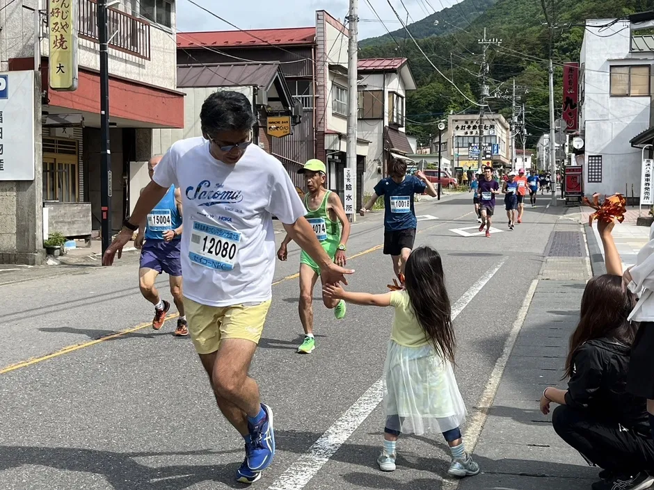 塩原温泉街の公道を走るランナーたち