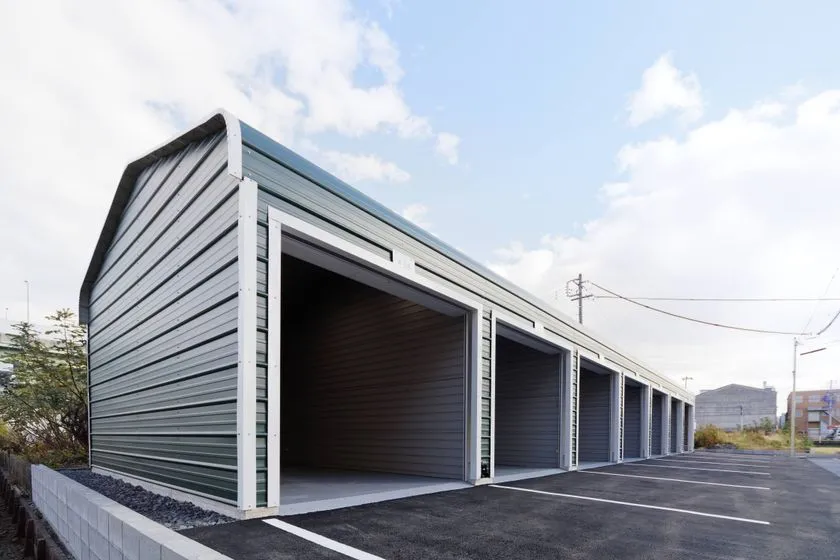 アーチ屋根とシャッター区画が並ぶアメリカンストレージ外観