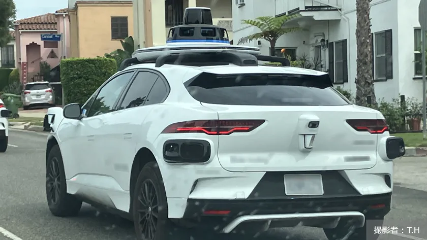 先端センサーを搭載した車両が住宅街を走る様子