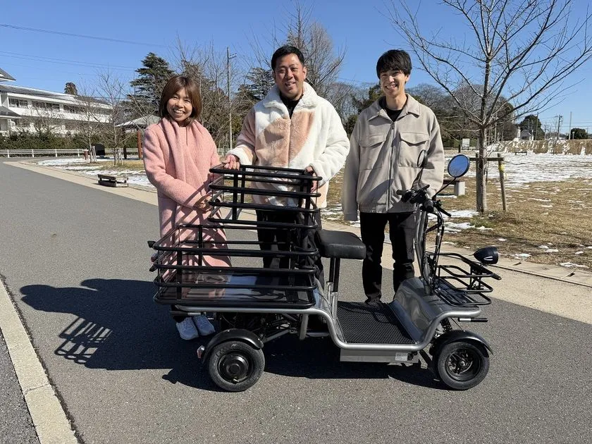 エレカーゴフルロングと3名が並ぶプロモーション写真