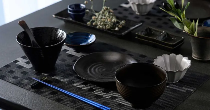 黒基調の和食器コーディネートに置かれた蒼律の食卓イメージ