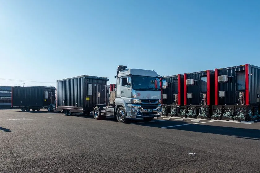 コンテナホテルと大型トラックが並ぶHOTEL R9 The Yard 牛久の外観