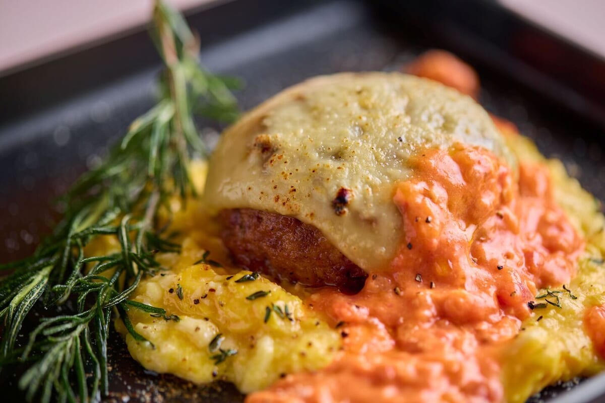 イタリアンチーズハンバーグ トマトと卵のソース