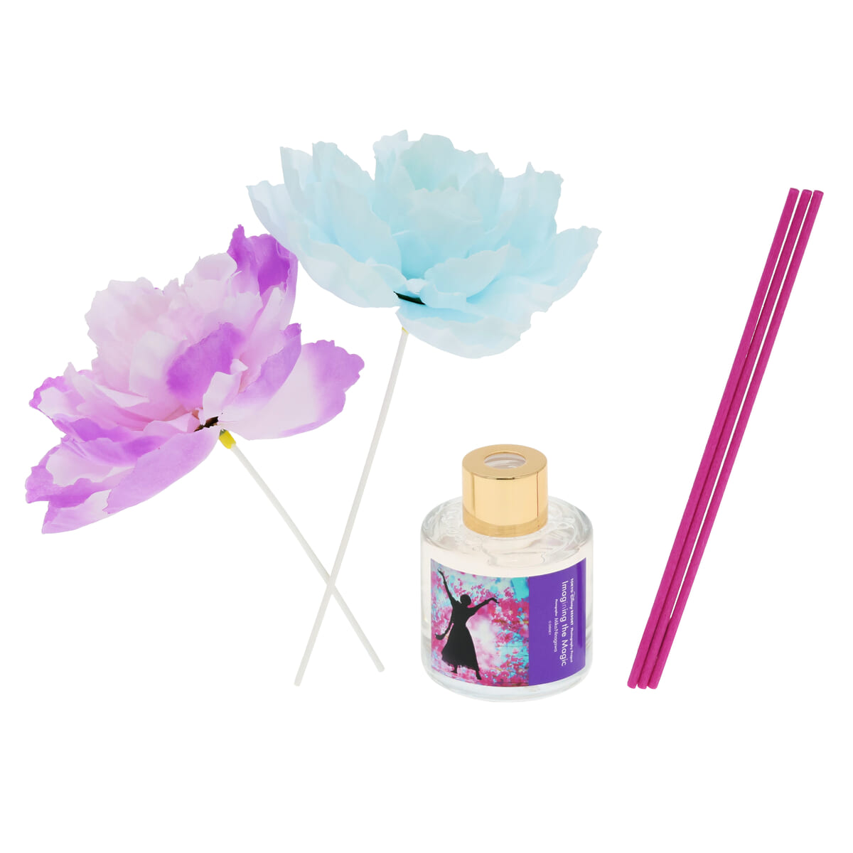 ボトルのラベルにも鮮やかなアートワークが施されたルームフレグランスボトル