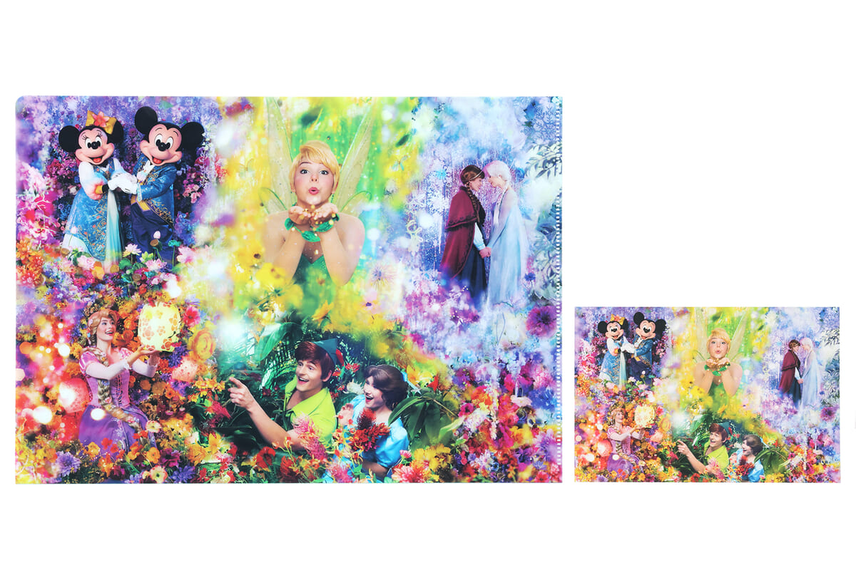 「ミッキーマウス」と「ミニーマウス」が寄り添うクリアホルダーとポストカードのセット