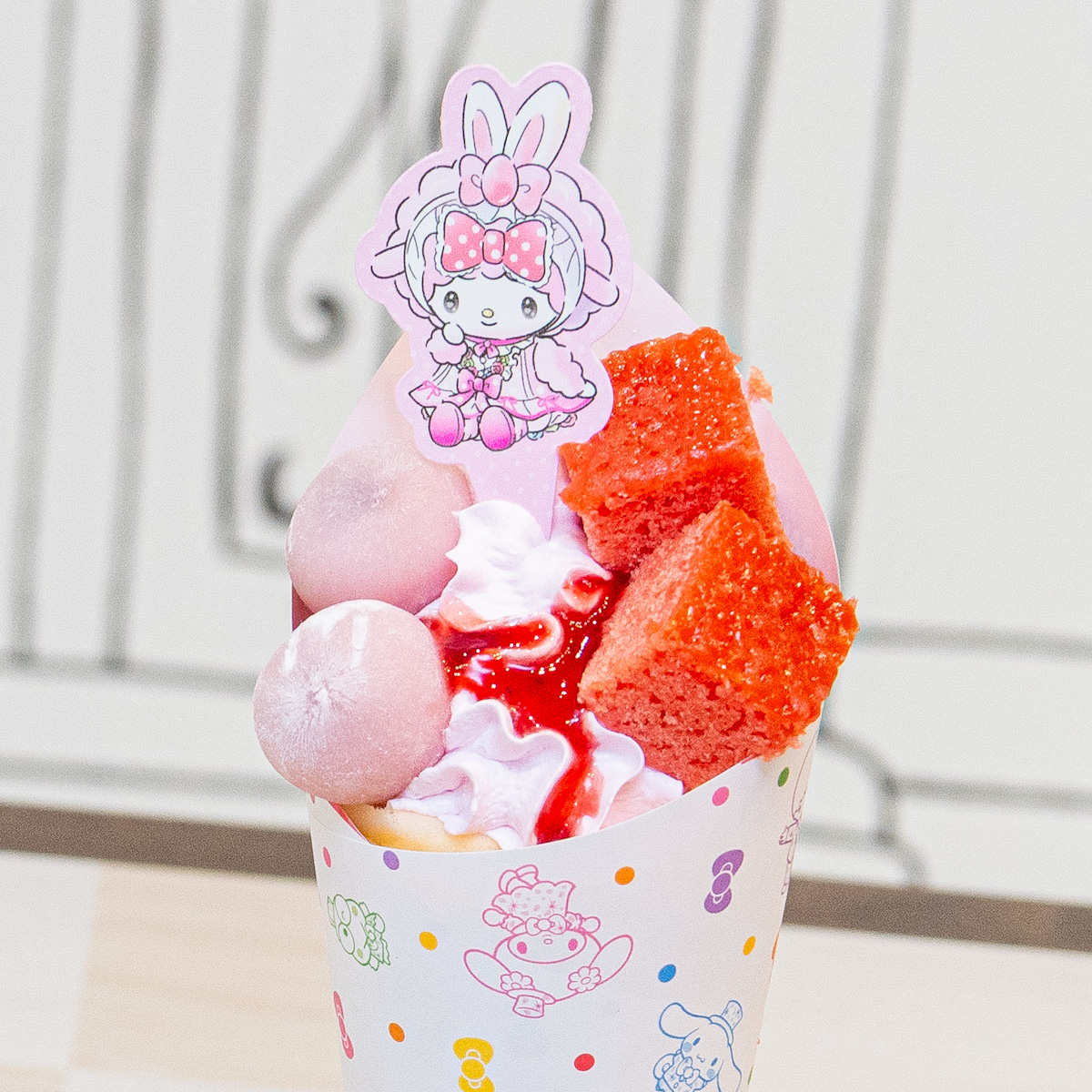 マイスウィートピアノのストロベリーブラウニーとピンクもちのベリークレープ　950円(税込)