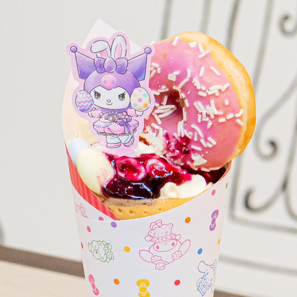 クロミのピンクドーナツとマスカルポーネのベリークレープ　950円(税込)