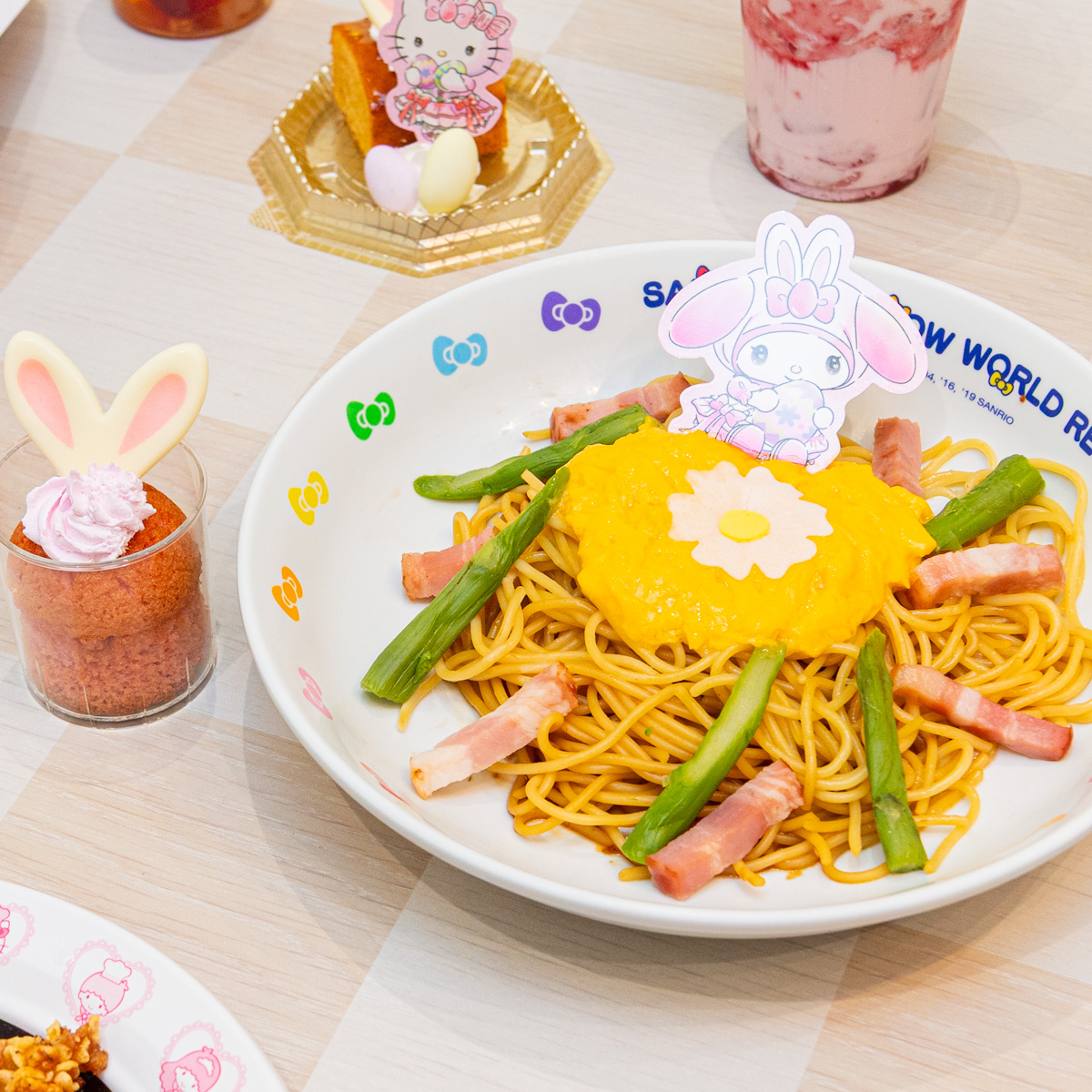 マイメロディのとろとろスクランブルエッグとアスパラベーコンバター醤油パスタ＆カップマフィンセット　1,600円(税込)