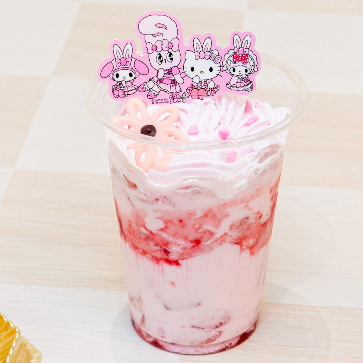 エスターバニー×サンリオピューロランド 果肉たっぷり♡スペシャルいちごミルク　1,000円(税込)