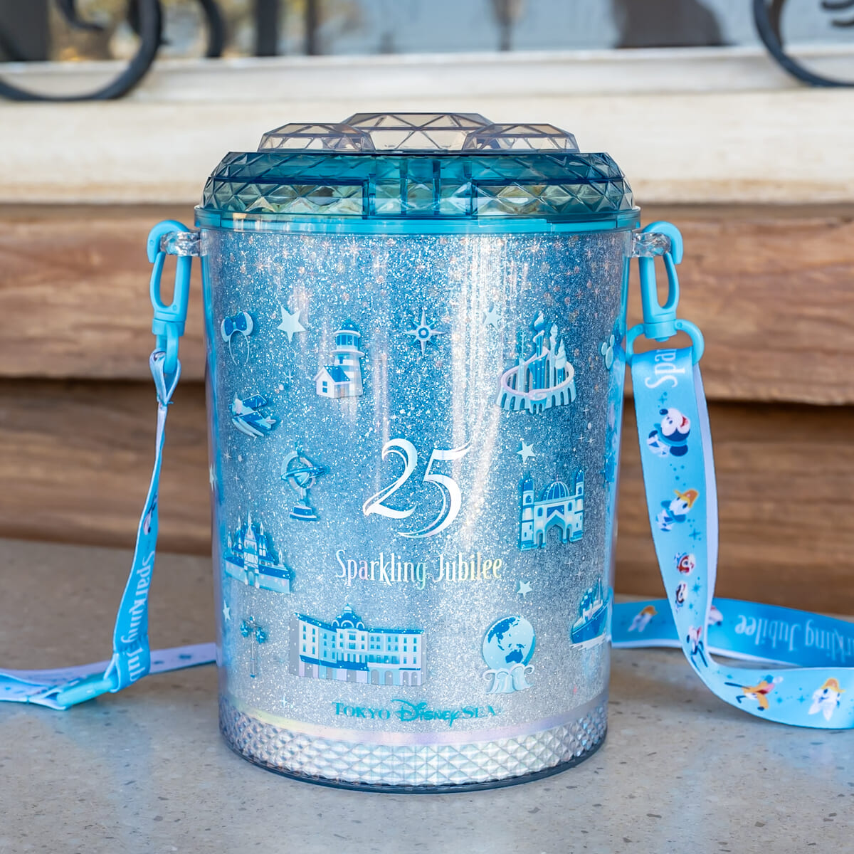コーデの主役になるキラキラ感！東京ディズニーシー25周年