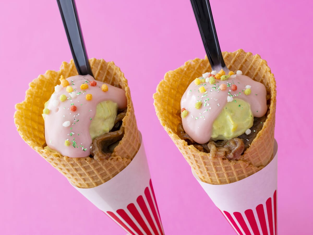 東京ディズニーランド「ザ・ガゼーボ」ディズニー・パルパルーザ“ヴァネロペのスウィーツ・ポップ・ワールド”牛カルビコーン（アボカドマヨネーズ＆マッシュポテト）