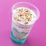 東京ディズニーランド「ディズニー・パルパルーザ“ヴァネロペのスウィーツ・ポップ・ワールド”」スパークリングドリンク（ピーチ＆グリーンアップルシロップ）