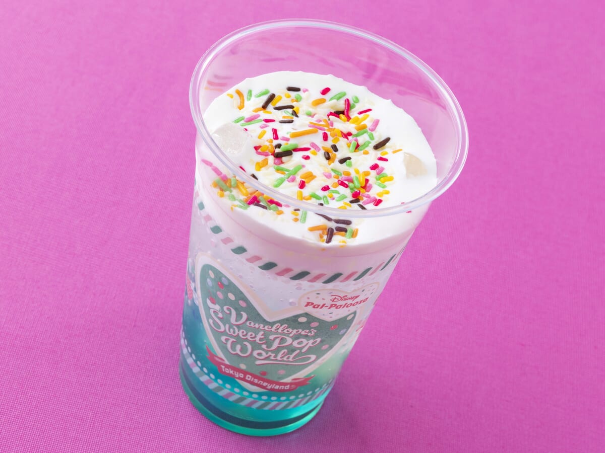 東京ディズニーランド「ディズニー・パルパルーザ“ヴァネロペのスウィーツ・ポップ・ワールド”」スパークリングドリンク（ピーチ＆グリーンアップルシロップ）