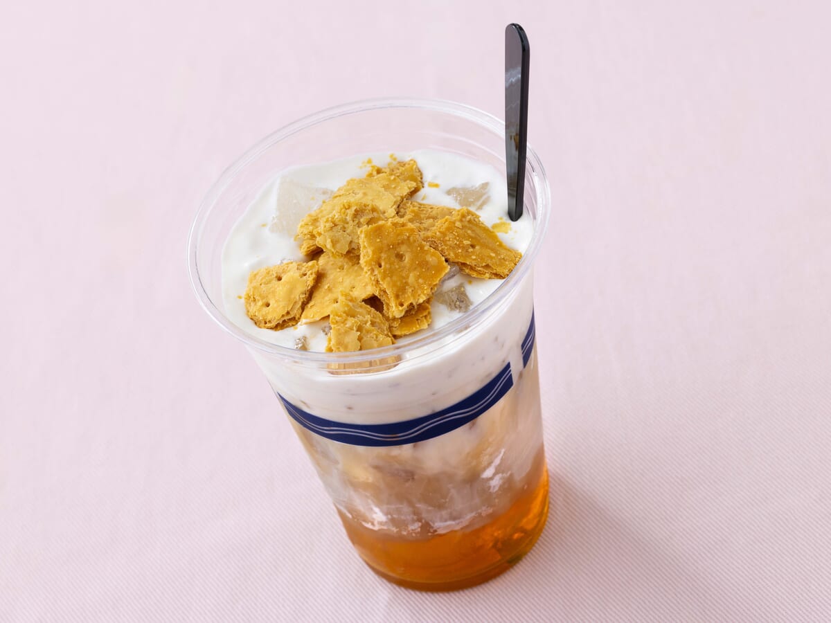 東京ディズニーランド「ディズニー・パルパルーザ“ヴァネロペのスウィーツ・ポップ・ワールド”」スペシャルカクテル（ラム、アップルパイシロップ）