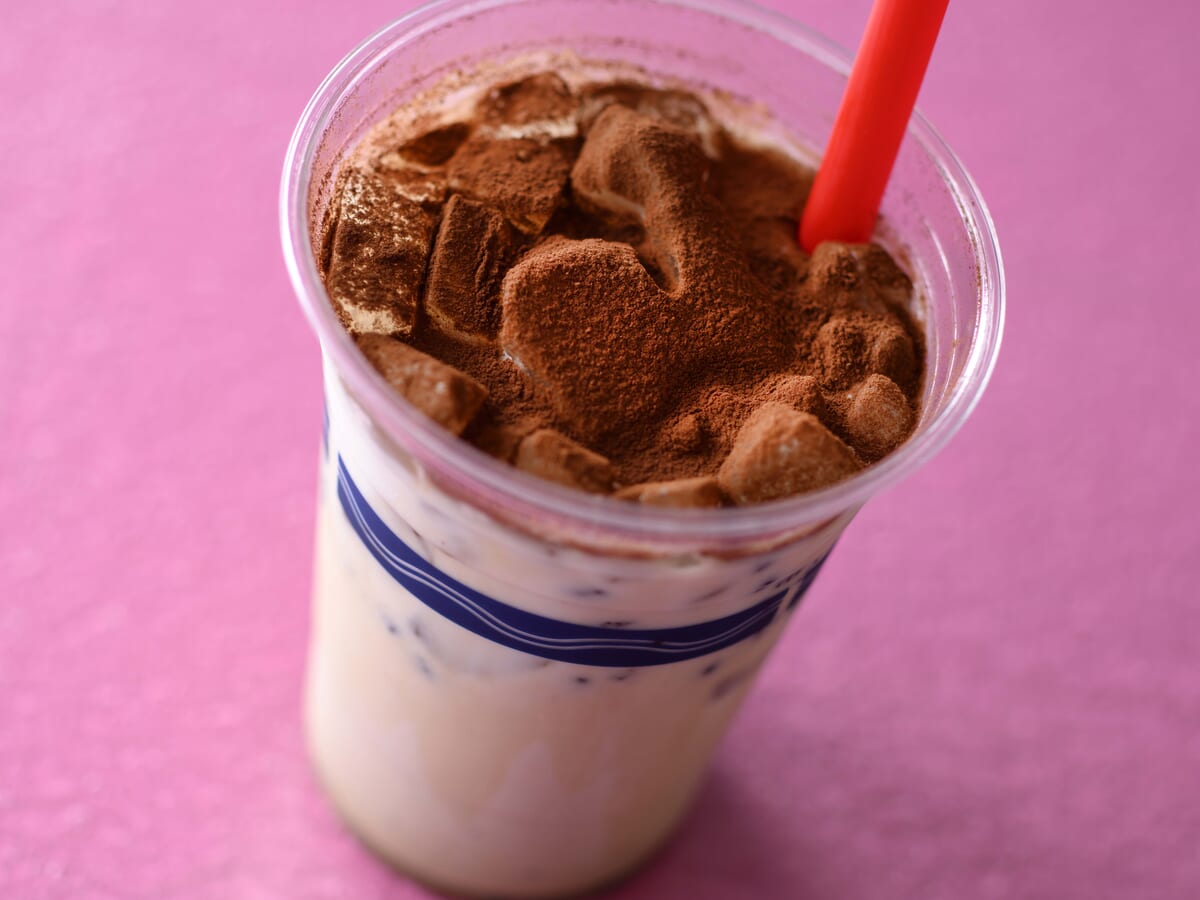 東京ディズニーランド「ディズニー・パルパルーザ“ヴァネロペのスウィーツ・ポップ・ワールド”」ティラミスカクテル（コーヒーリキュール＆ミルク）