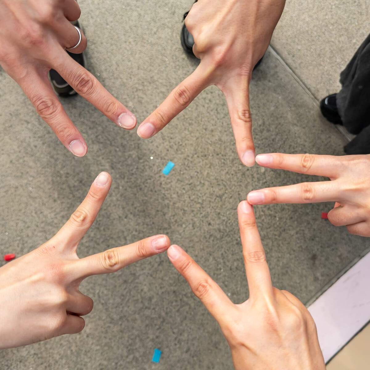 「スター」をクルーに届けて、限定ステッカーをGET!