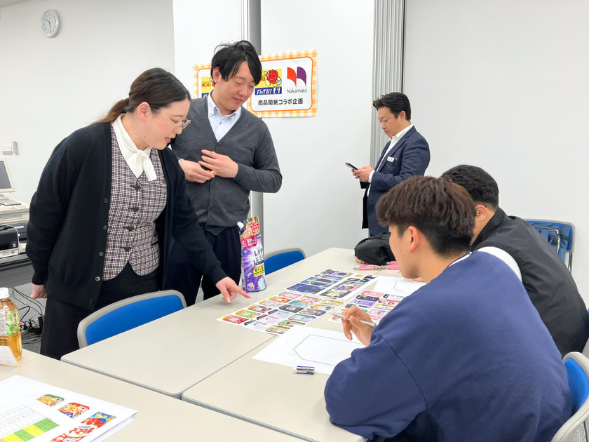 ドラッグストアモリ パッケージデザイン案 検討会の様子