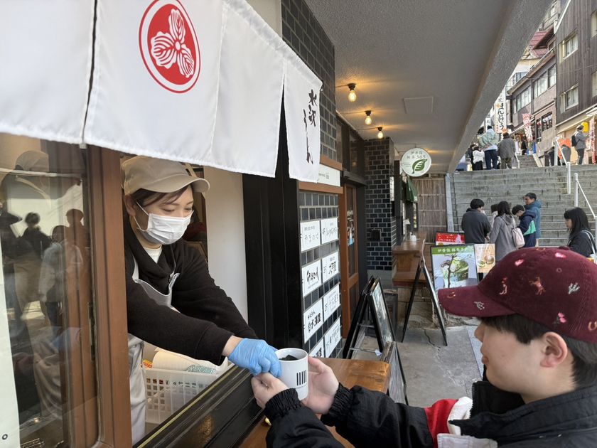 大澤屋 マグカップうどん 店先 手渡し 立ち食い