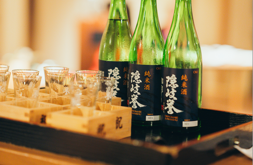 隠岐誉 純米酒の一升瓶と試飲用グラス